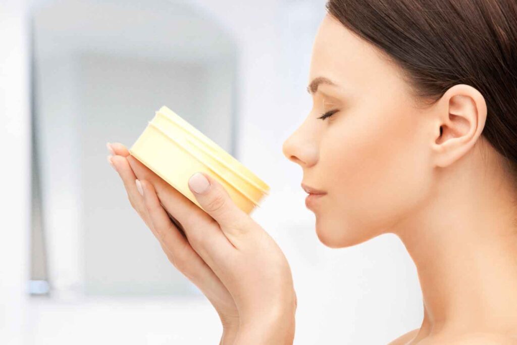 donna che annusa crema cosmesi