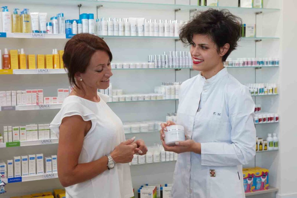 assistenza staff farmacia comunale dalla costa con cliente