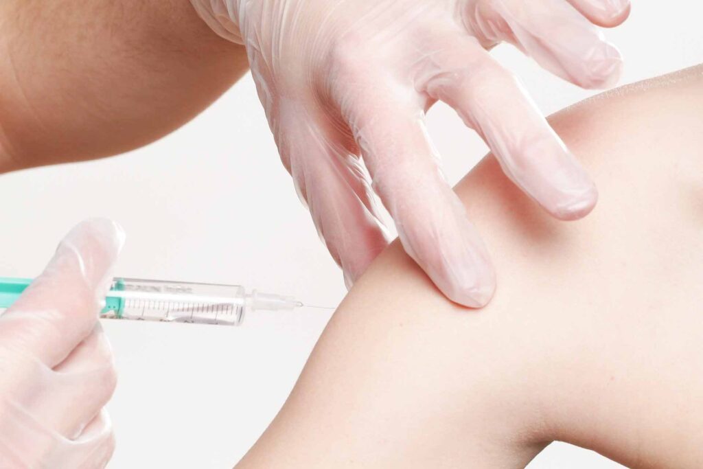 vaccinazione braccio siringa
