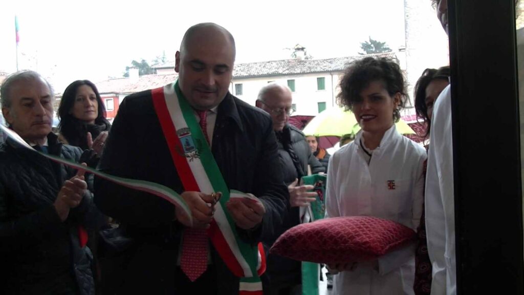 taglio nastro farmacia comunale dalla costa bigolino