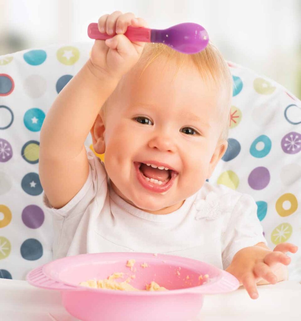 bambina che mangia e sorride