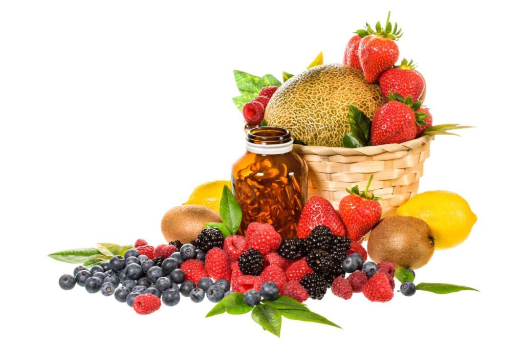 cesto con frutti rossi limoni kiwi e integratori naturali
