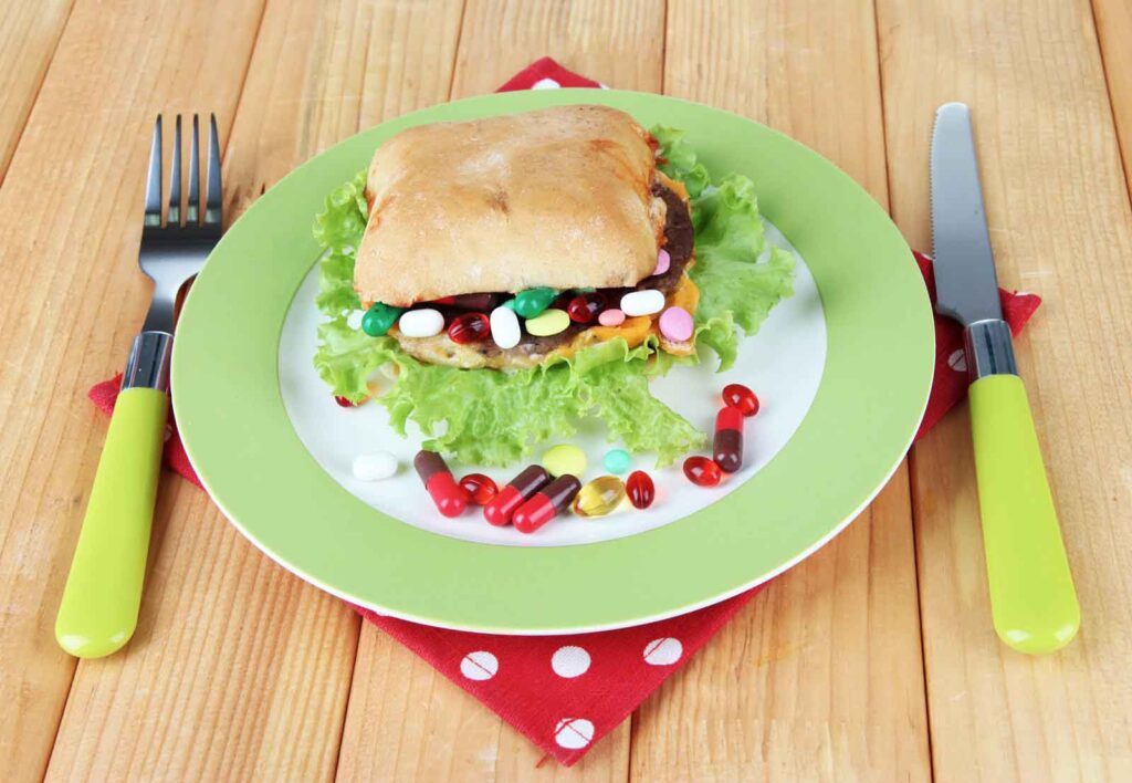 hamburger con integratori naturali su piatto con posate